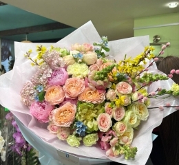 Букет с сиренью, пионами Сара Бернар, кустовыми пионовидными розами, форзицией, гвоздиками, антириниумом, Твидией, веточками вербы, розами Вегги Букет с сиренью, пионами Сара Бернар, кустовыми пионовидными розами, форзицией, гвоздиками, антириниумом, Твидией, веточками вербы, розами Вегги